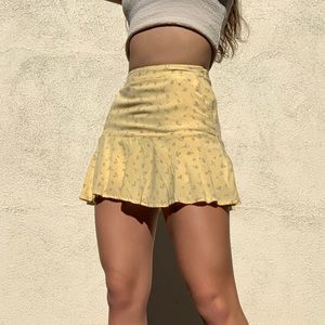 SOLD Hollister yellow floral skirt WITH POCKETS🤩